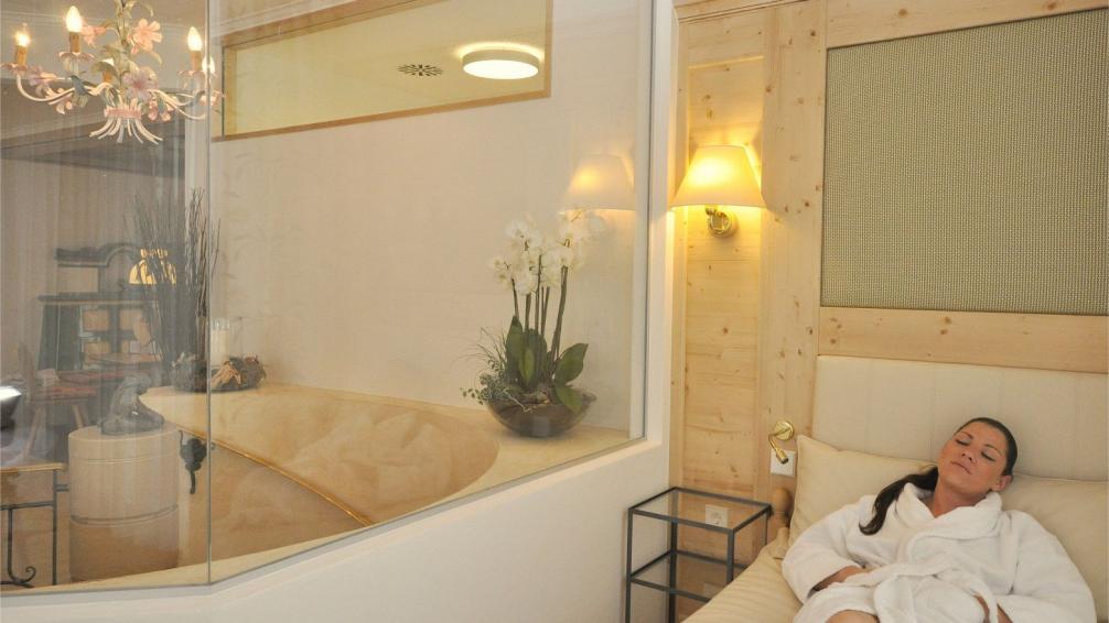 Frau auf dem Wasserbett liegend im Ruheraum