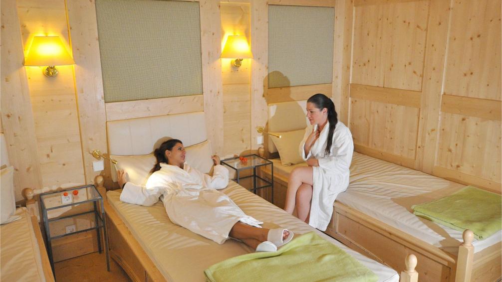 zwei Frauen unterhalten sich im Ruheraum