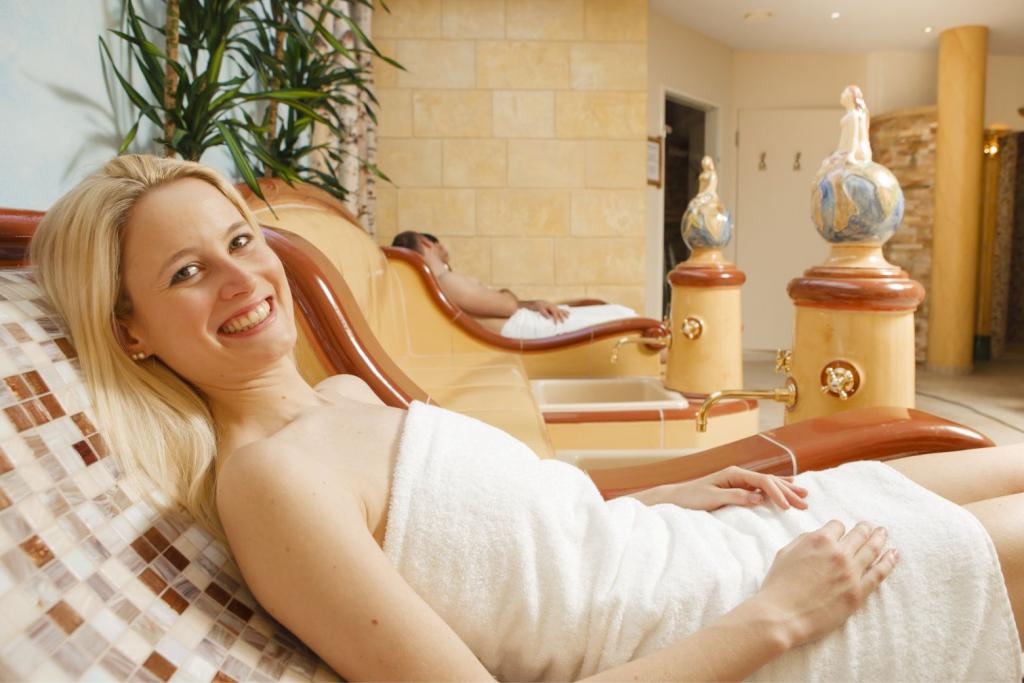 Frau entspannt auf Ruhebank