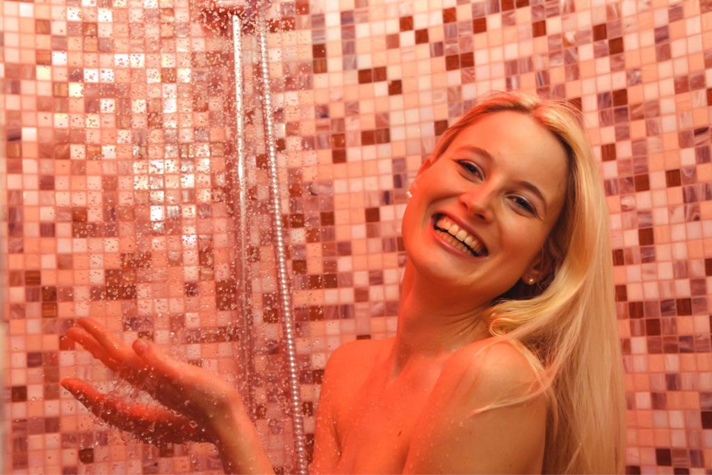 Frau in der Dusche