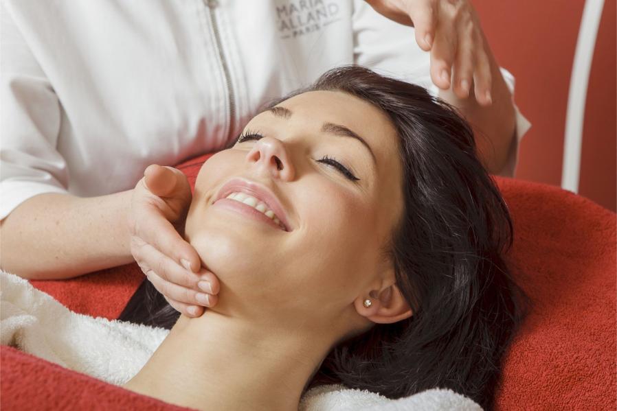 Gesichtsbeandlung einer Frau